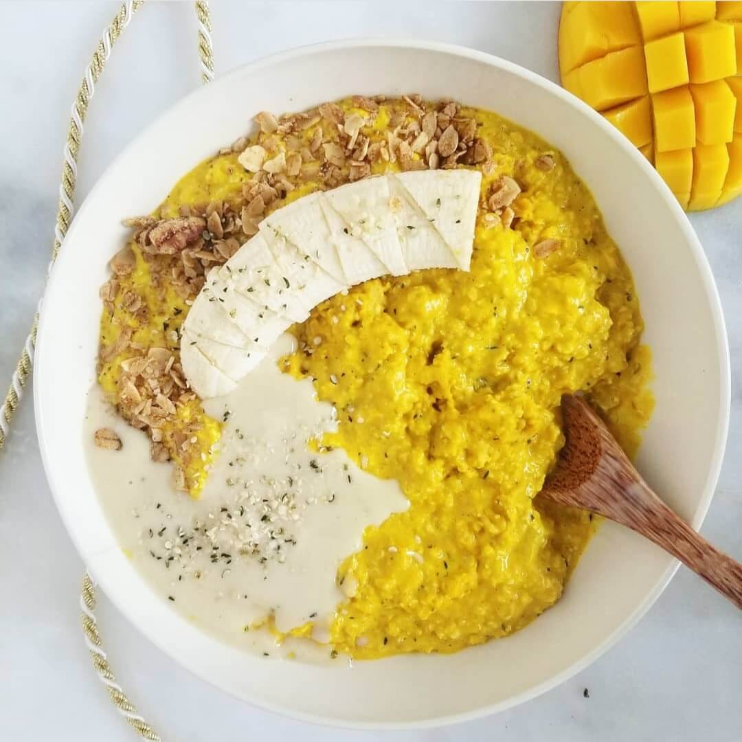 Oatmeal with curcuma latte