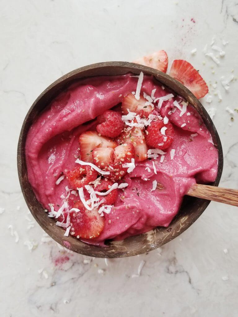 strawberry banana smoothie bowl