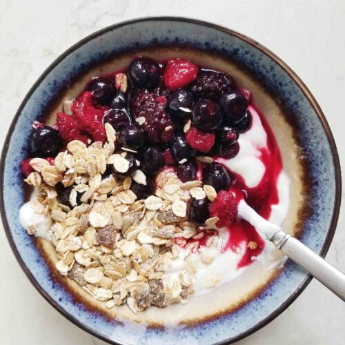 berry and muesli yogurt bowl