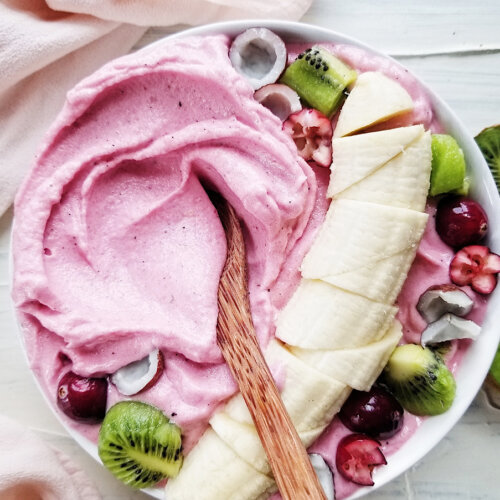 Pink Smoothie Bowl with Mango & pineapple - The Hint of Rosemary