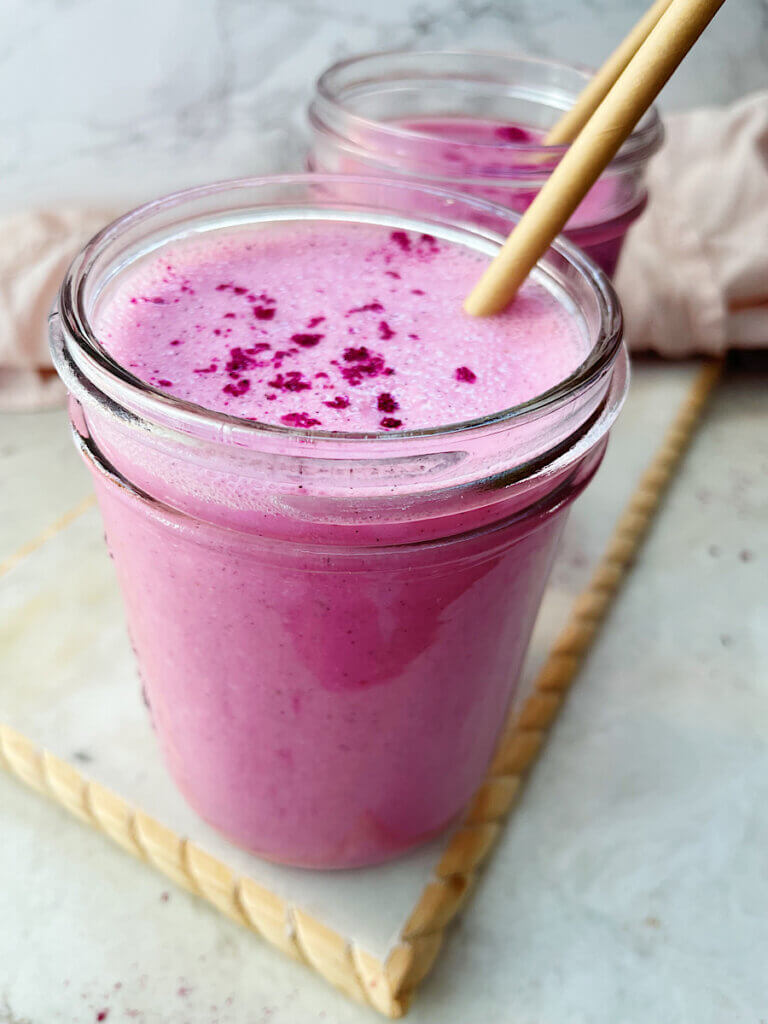 Pink pitaya powder smoothie recipe