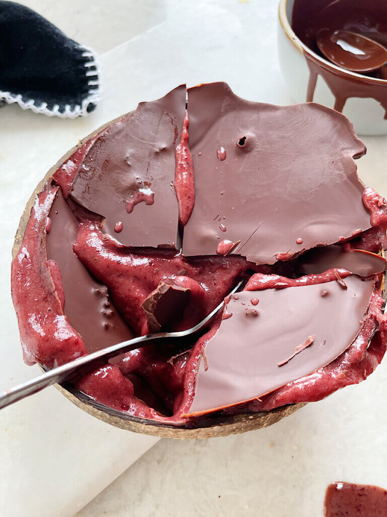 chocolate covered cherry smoothie bowl 