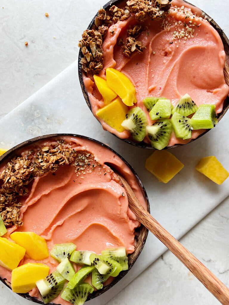 strawberry mango smoothie bowl no banana