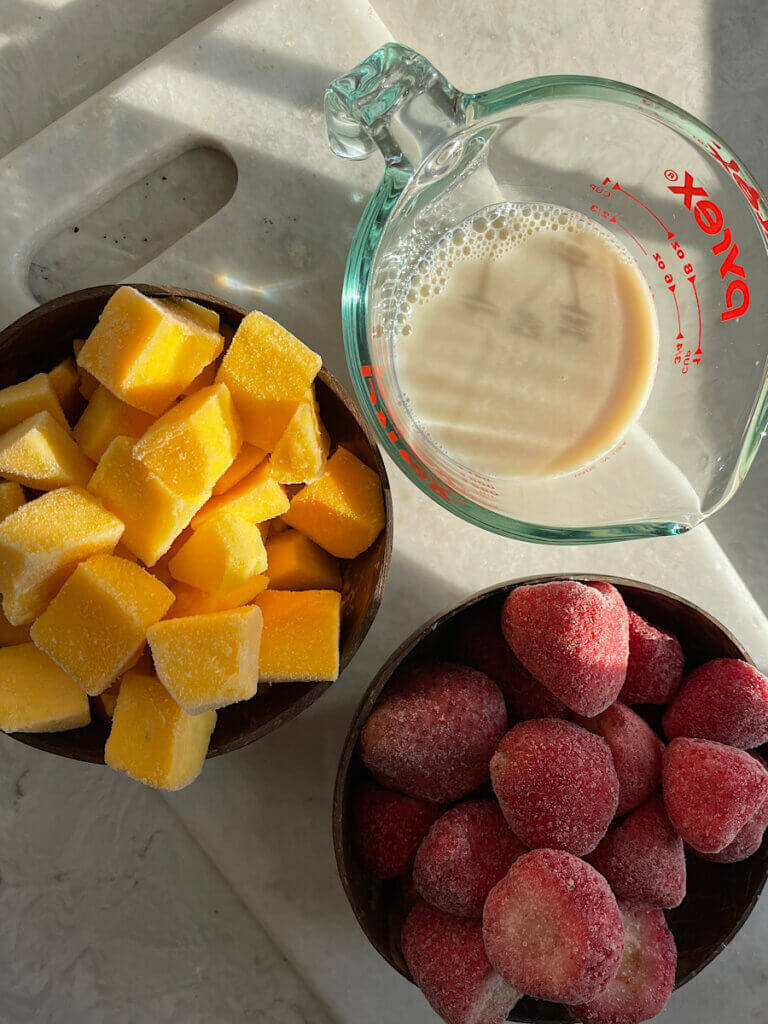 mango strawberry smoothie bowl ingredients 