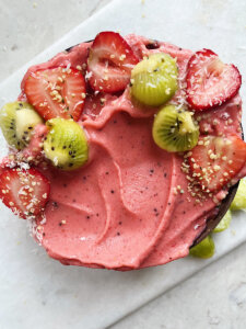 strawberry kiwi smoothie bowl