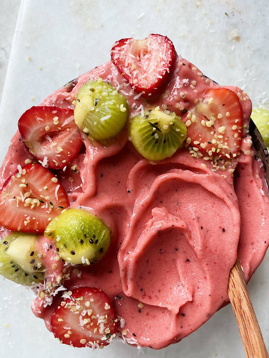 strawberry kiwi smoothie bowl