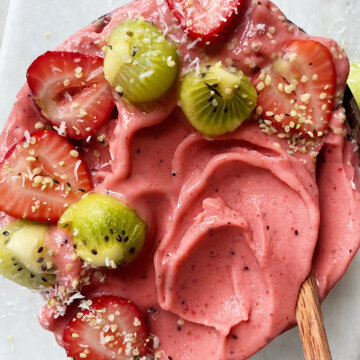 Strawberry kiwi smoothie bowl recipe