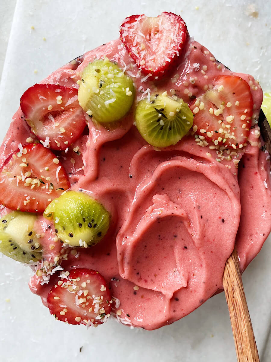 https://thehintofrosemary.com/wp-content/uploads/2022/06/Strawberry-kiwi-smoothie-bowl-cover-photo.jpg