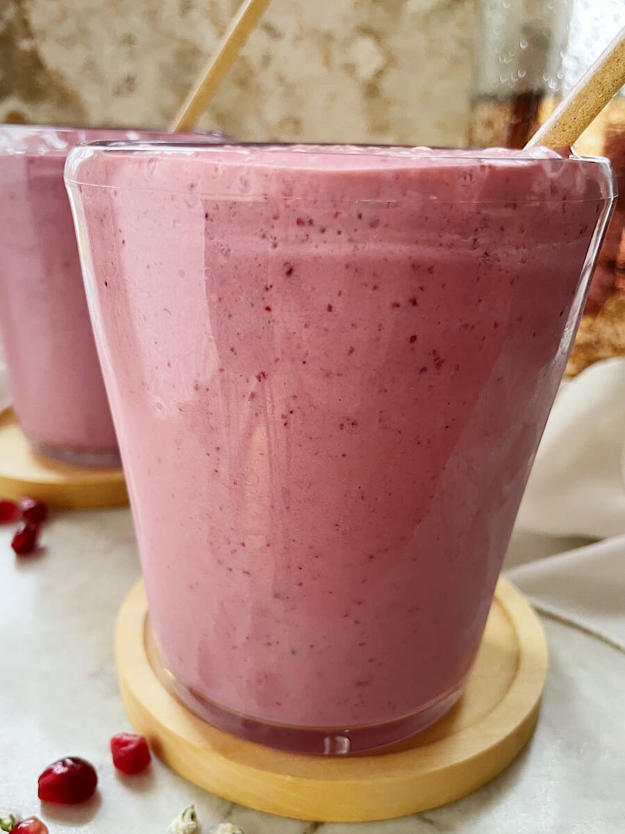 https://thehintofrosemary.com/wp-content/uploads/2023/02/Pomegranate-smoothie-recipe-5.jpg