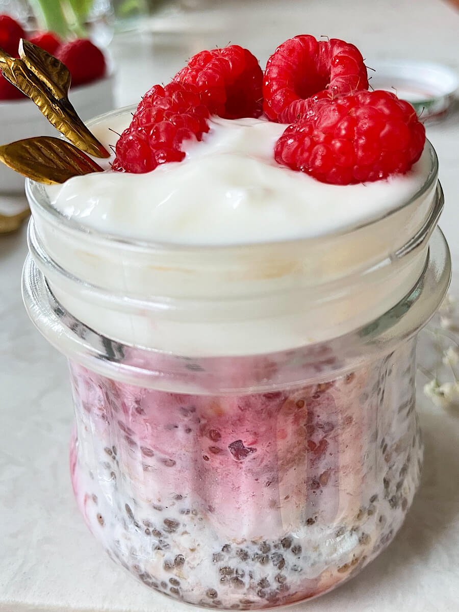 Raspberry cheesecake overnight oats recipe